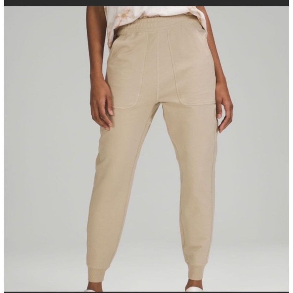 Lululemon pants LA All You Need
Relaxed jogger NWOT size 2
